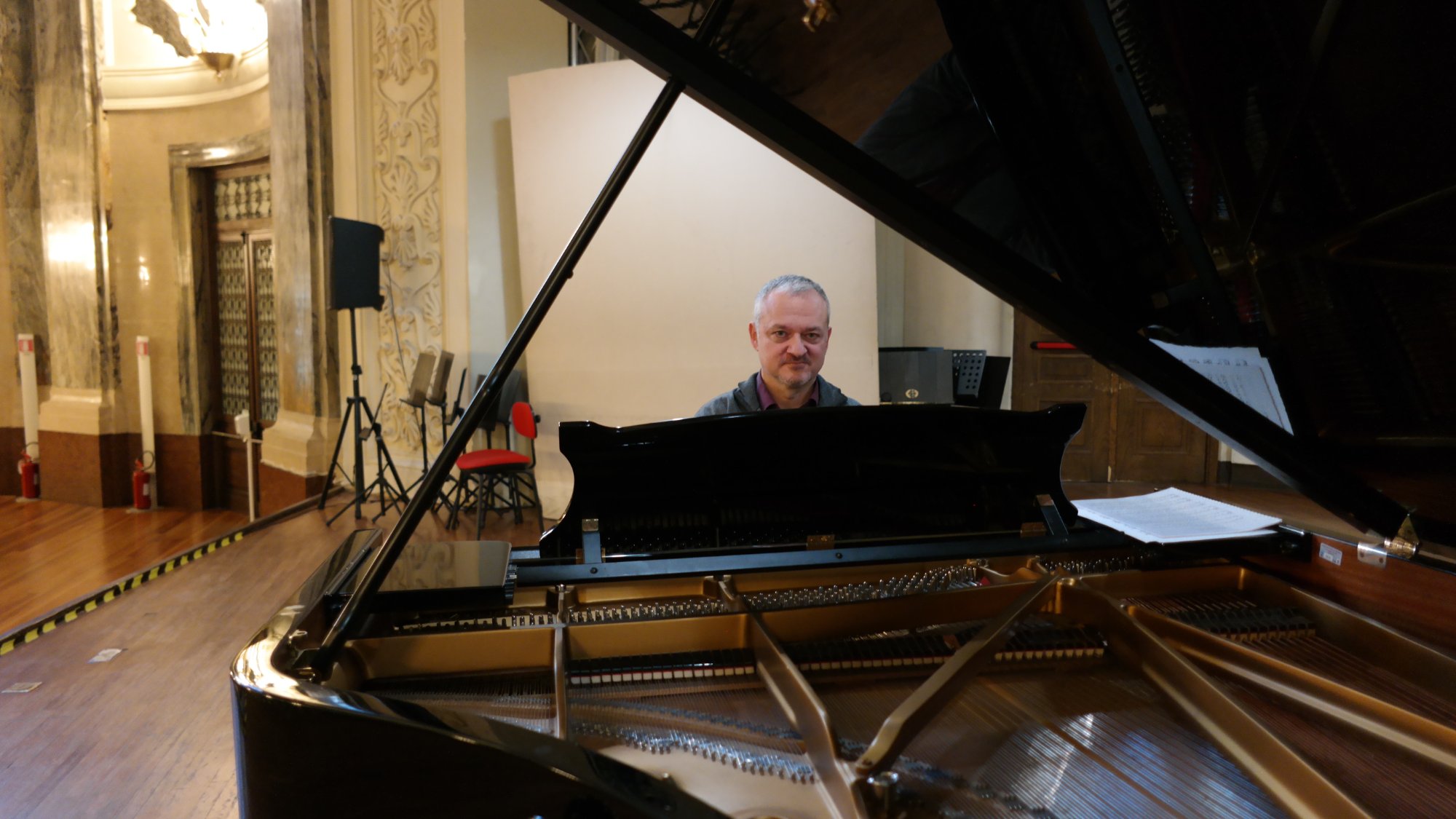 Al pianoforte Steinway & Sons studio